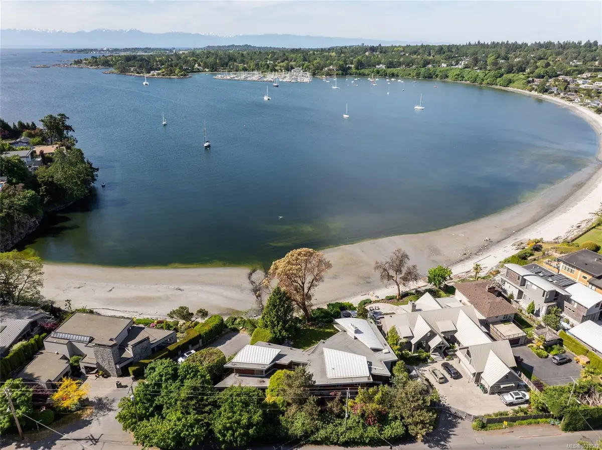 3931 Cadboro Bay Rd, Saanich BC V8N 4G7