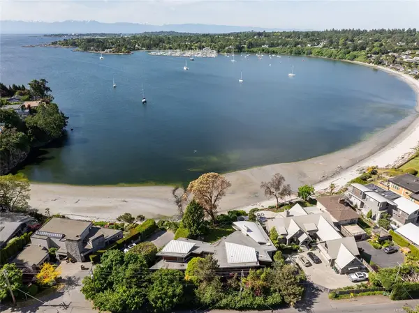 3931 Cadboro Bay Rd, Saanich BC V8N 4G7 - 4 bed, 5 bath in Saanich
