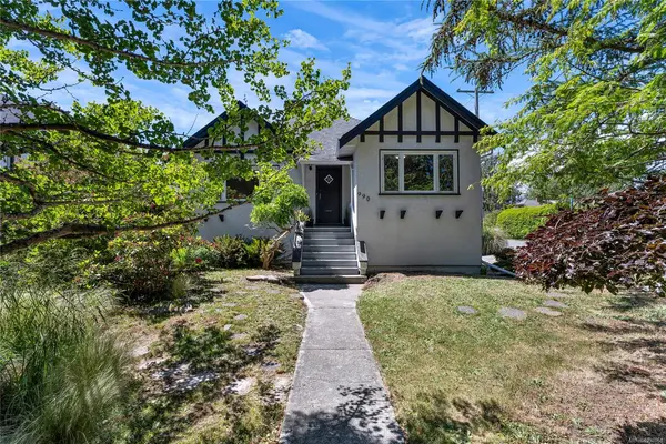 990 Hampshire Rd, Oak Bay BC V8S 4S7 - 4 bed, 2.0 bath in Oak Bay