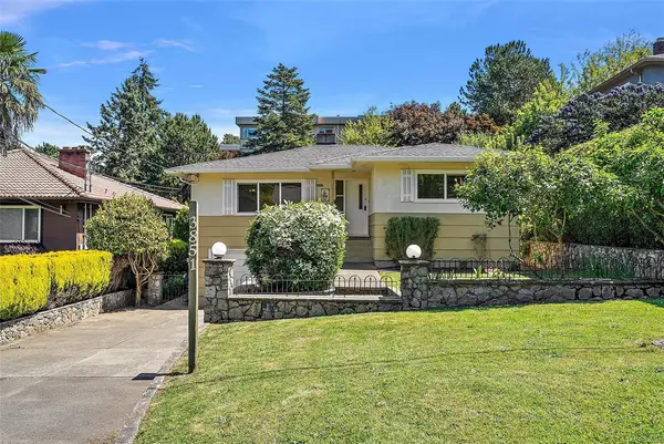 3851 Saul St, Saanich BC V8X 1S4