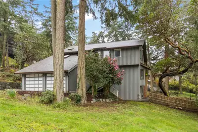 2753 Arbutus Rd, Saanich BC V8N 5X7