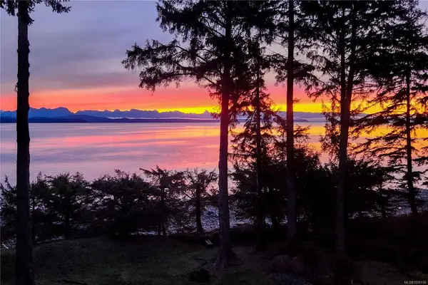 145 Petroglyph Way, Quadra Island BC V0P 1N0 - 4 bed, 5.0 bath in Quadra Island