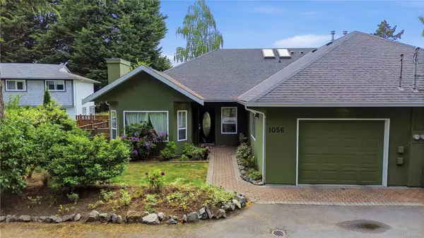 1056 Holly Park Rd, Central Saanich BC V8M 2H1 - 2 bed, 2 bath property for sale in Central Saanich