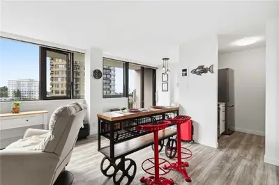 647 Michigan St # 1007, Victoria BC V8V 2P7