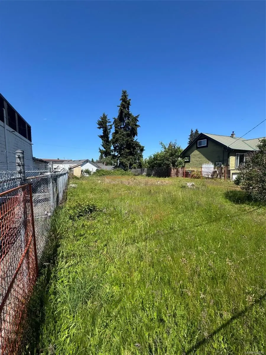 753 11th St, Courtenay BC V9N 1T3