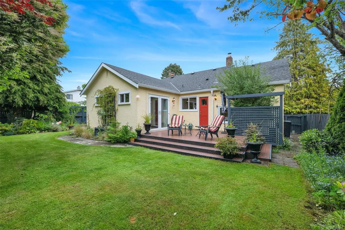 868 Hampshire Rd, Oak Bay BC V8S 4S5