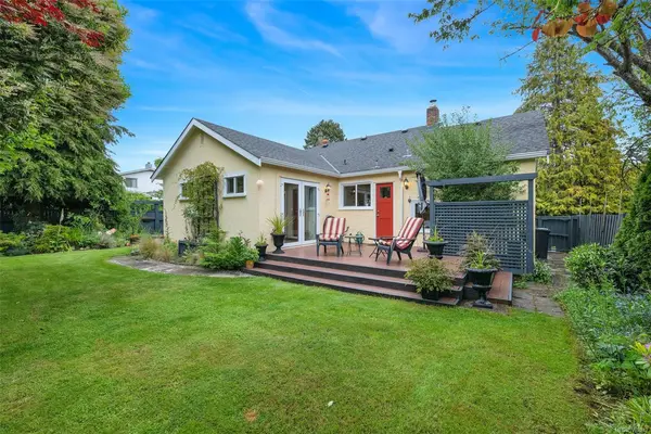 868 Hampshire Rd, Oak Bay BC V8S 4S5