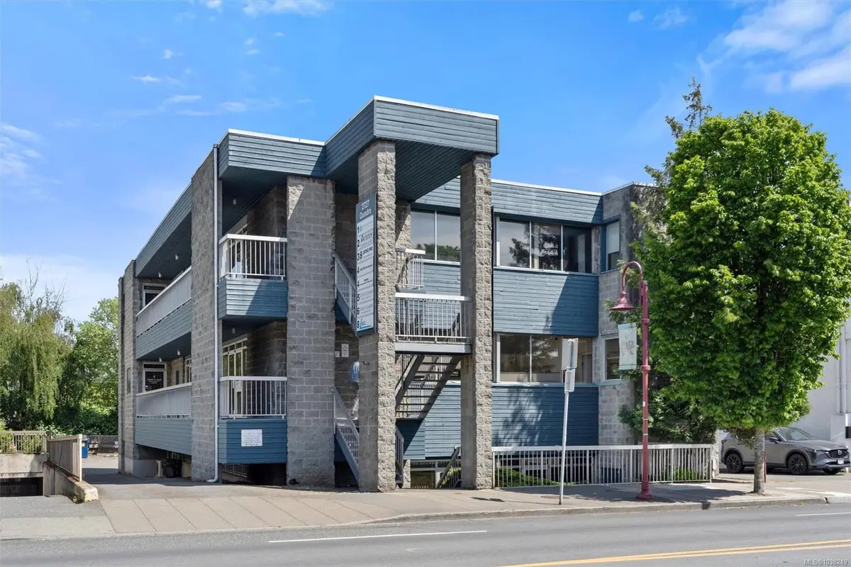 2727 Quadra St #2, Victoria BC V8T 4E5