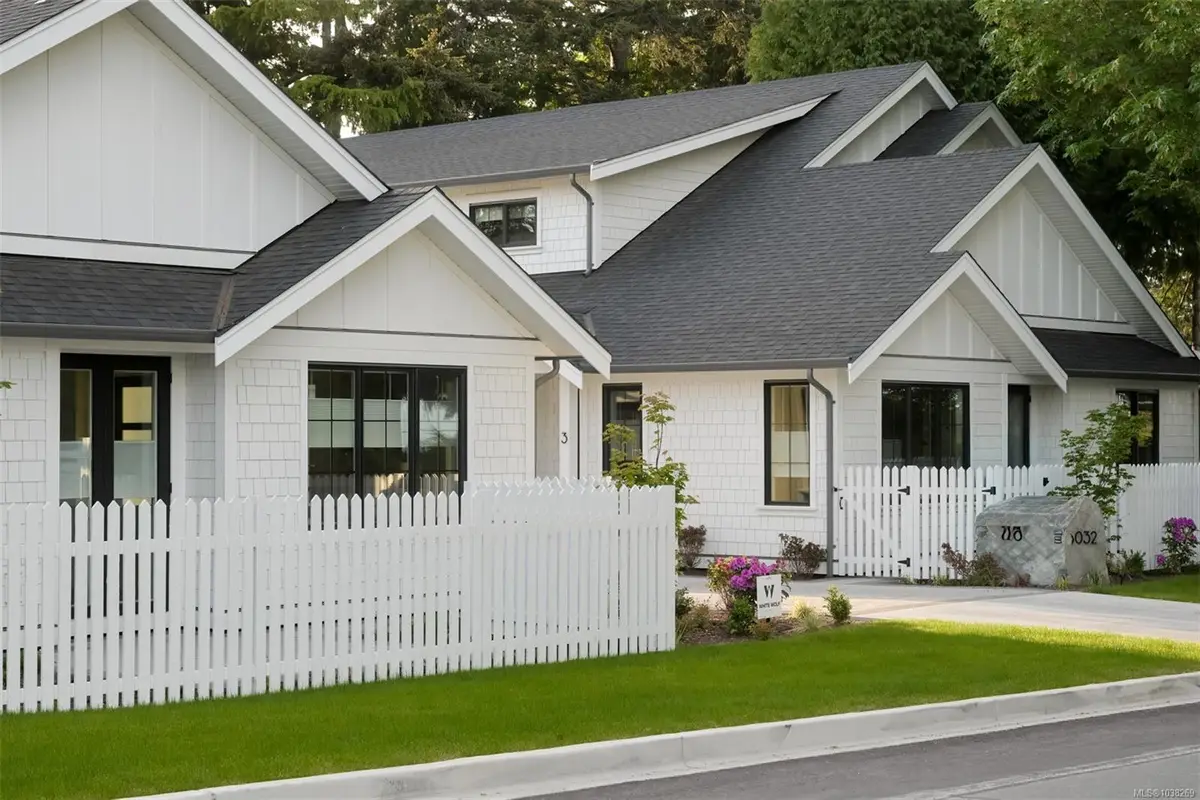 5032 Wesley Rd #3, Saanich BC V8Y 1Z4