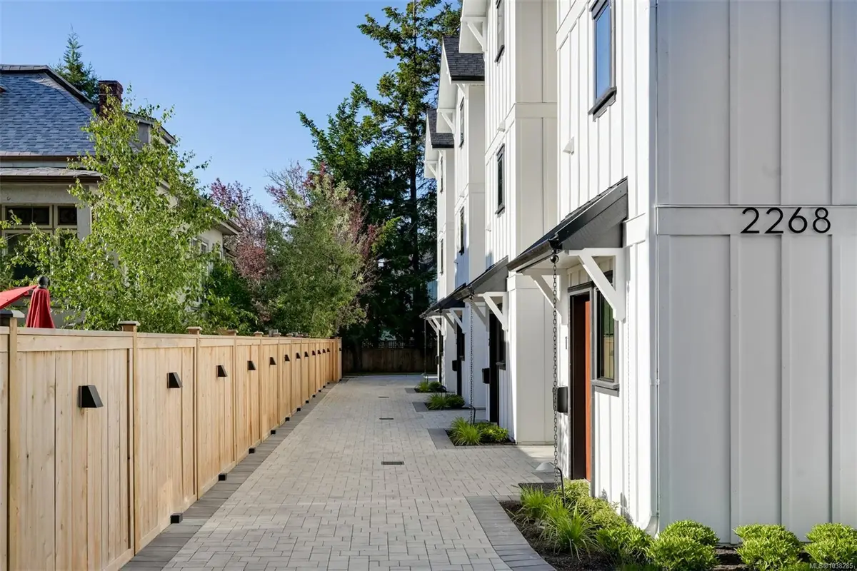 2268 Bowker Ave #3, Oak Bay BC V8R 2E4