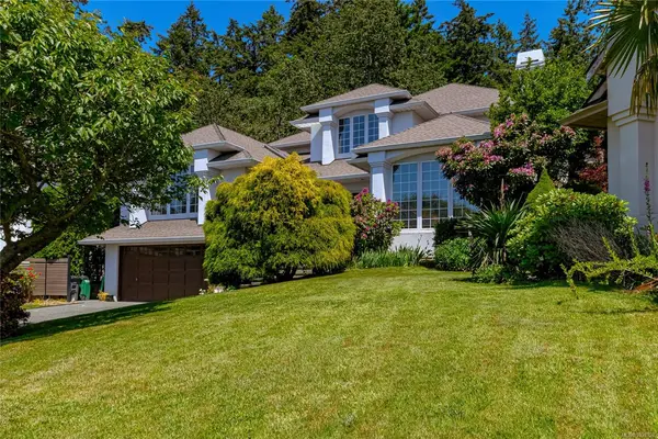 833 Royal Wood Pl, Saanich BC V8Y 3C5