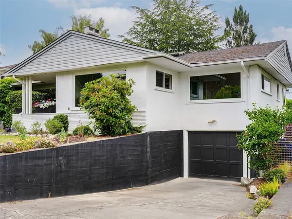 2979 Westdowne Rd, Oak Bay BC V8R 5G1 - 4 bed, 3.0 bath in Oak Bay