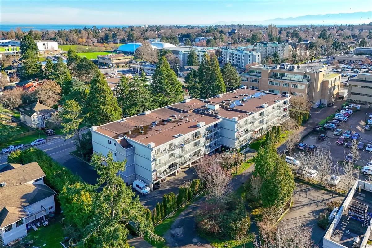 411-2022 Foul Bay Rd, Victoria BC V8R 5A9