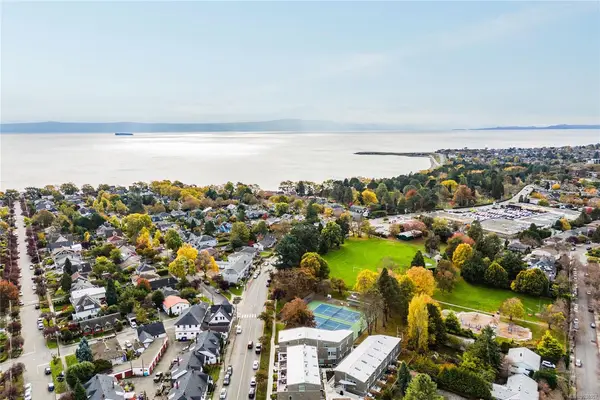 105-1720 Fairfield Rd, Victoria BC V8S 1G3