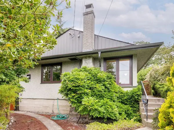 2528 Forbes St, Victoria BC V8R 4B8 - 2 bed, 1 bath property for sale in Victoria