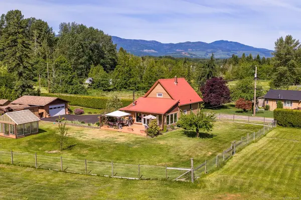 2924 Baird Rd, Courtenay BC V9N 9N6 - 3 bed, 1 bath property for sale in Courtenay