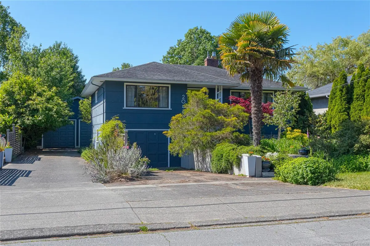 2047 Neil St, Oak Bay BC V8R 3E1