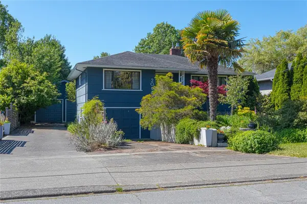 2047 Neil St, Oak Bay BC V8R 3E1 - 4 bed, 2 bath property for sale in Oak Bay