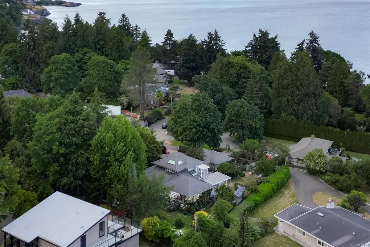 4005 Locarno Lane, Saanich BC V8N 3Z9