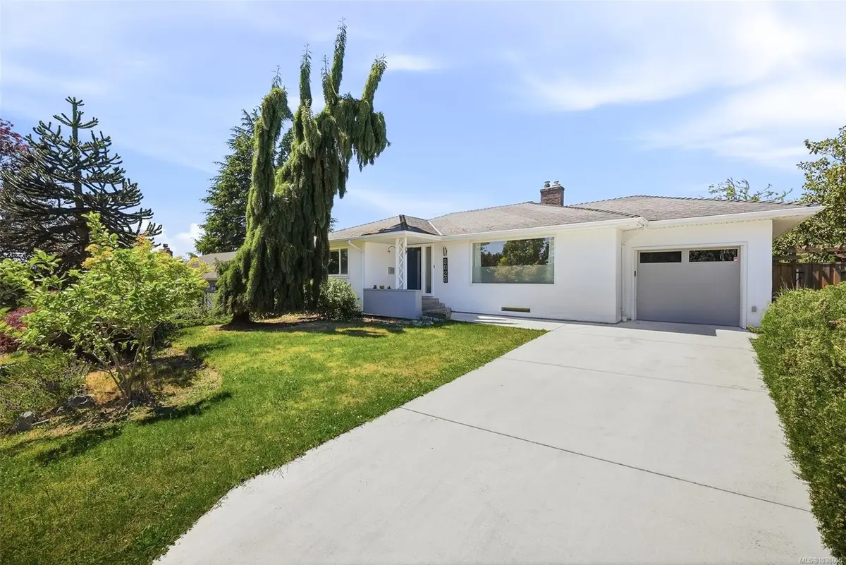 3026 Larkdowne Rd, Oak Bay BC V8R 5N2