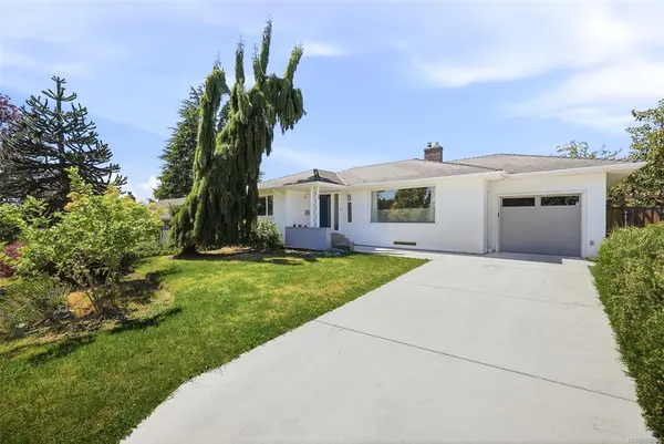 3026 Larkdowne Rd, Oak Bay BC V8R 5N2 - 4 bed, 2.0 bath in Oak Bay