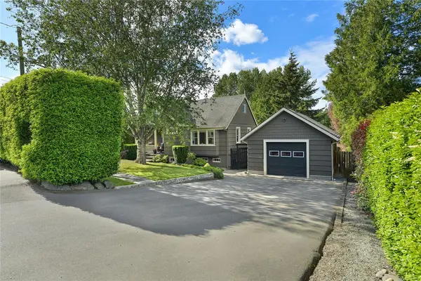 1000 Lodge Ave, Saanich BC V8X 3A8 - 4 bed, 3 bath property for sale in Saanich