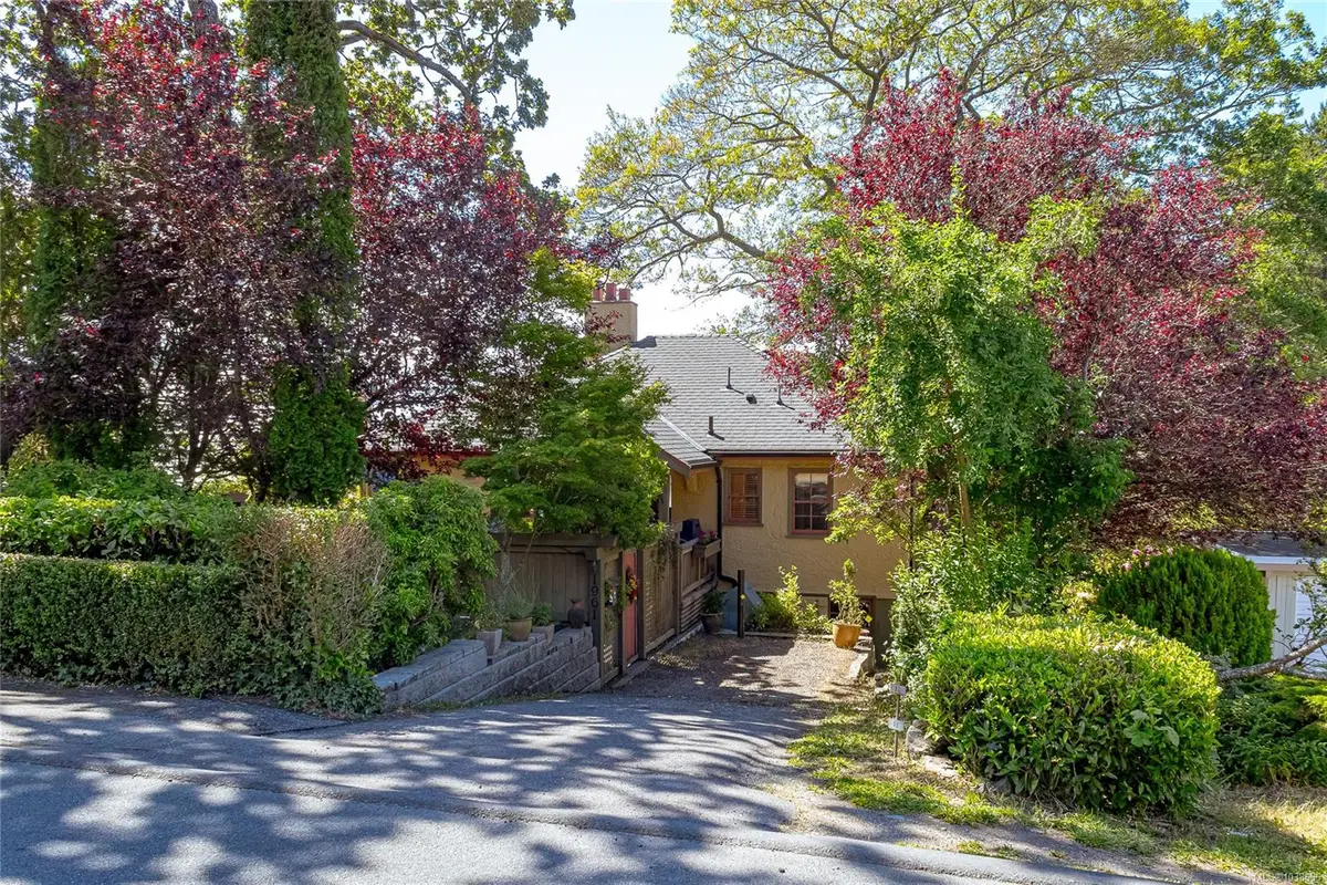 1961 Watson St, Saanich BC V8R 3H7