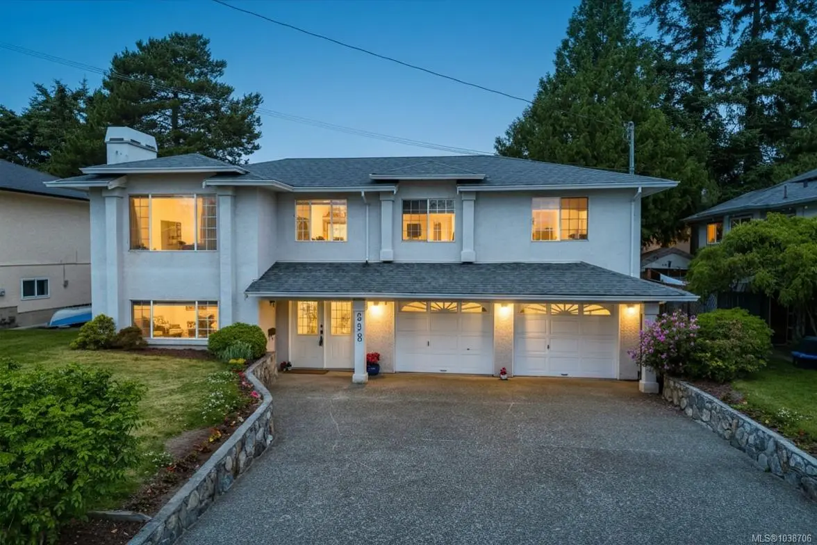 598 Tait St, Saanich BC V8Z 2C9