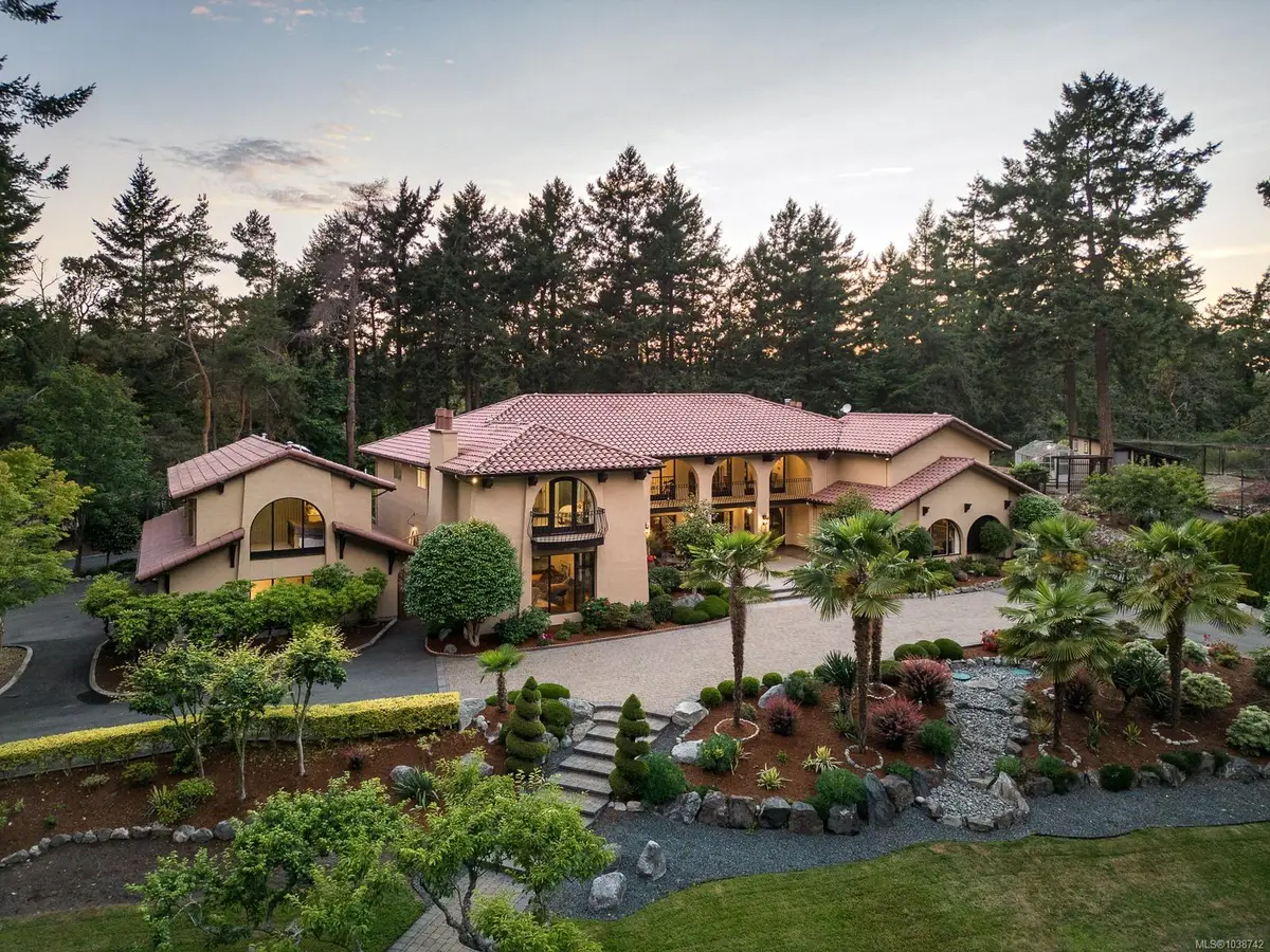 2495 Shannon Pl, Saanich BC V8N 1X2