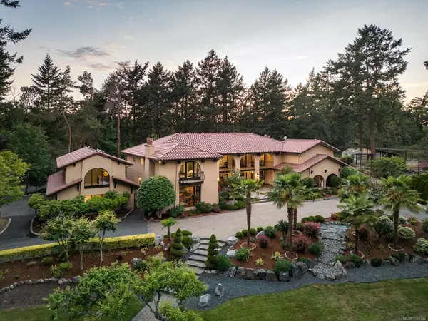 2495 Shannon Pl, Saanich BC V8N 1X2 - 6 bed, 8 bath property for sale in Saanich
