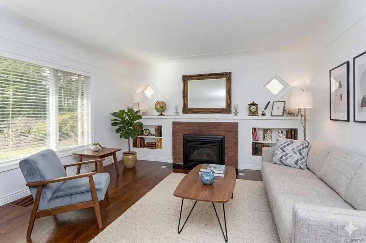 4121 Quadra St, Saanich BC V8X 1L1