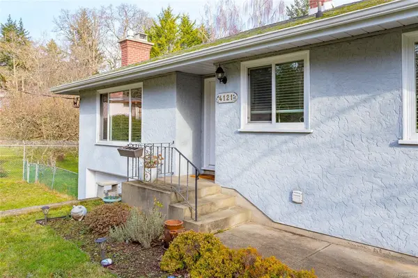 4121 Quadra St, Saanich BC V8X 1L1