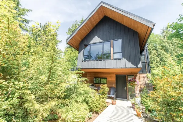 1156 Pacific Rim Hwy, Tofino BC V0R 2Z0 - 3 bed, 3.0 bath in Tofino