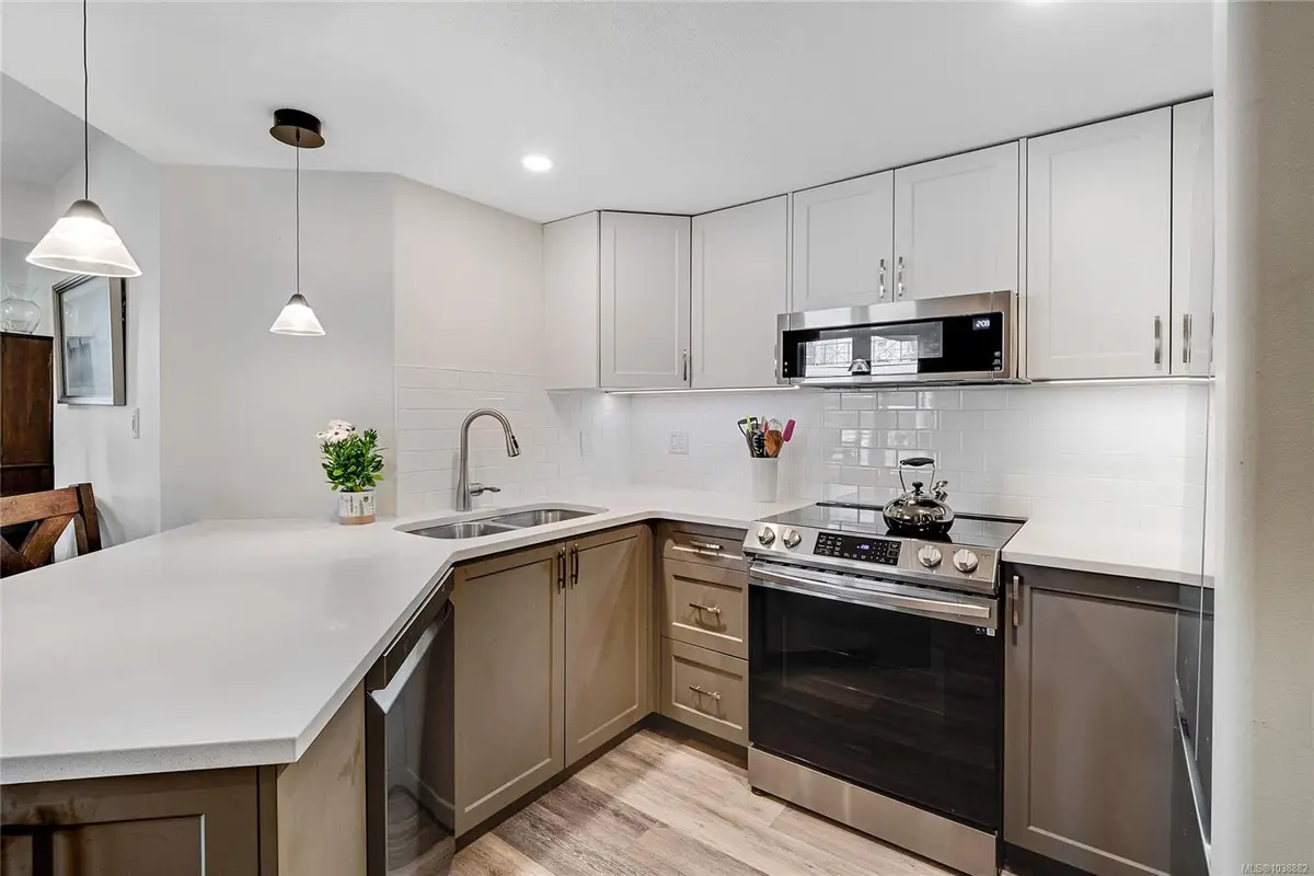 930 YATES St #402, Victoria BC V8V 4Z3