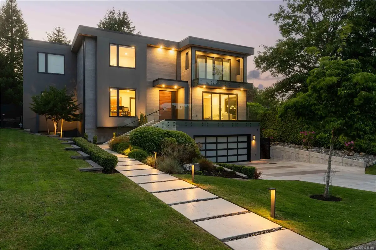 374 Sunset Ave, Oak Bay BC V8S 4L2