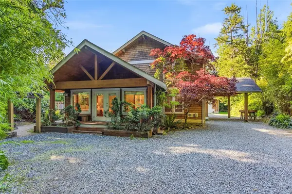 1177 Lynn Rd, Tofino BC V0R 2Z0 - 5 bed, 4.0 bath in Tofino