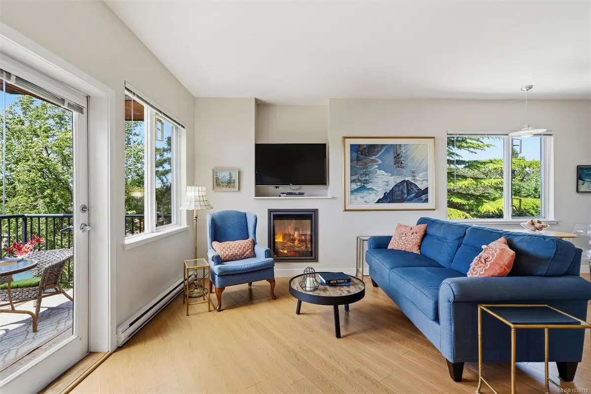 4040 Borden St #304, Saanich BC V8X 2E9