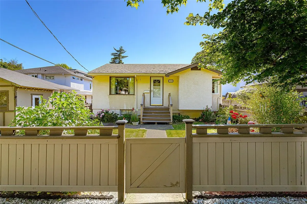 2331 Victor St, Victoria BC V8R 4C8