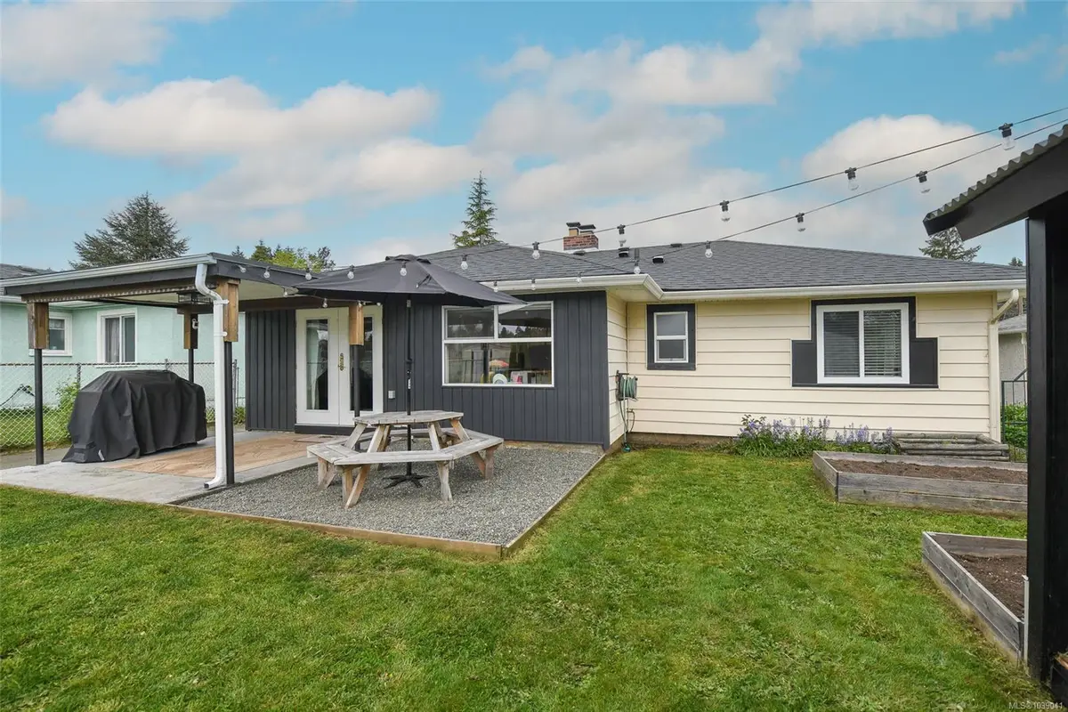 656 14th St, Courtenay BC V9N 1W6