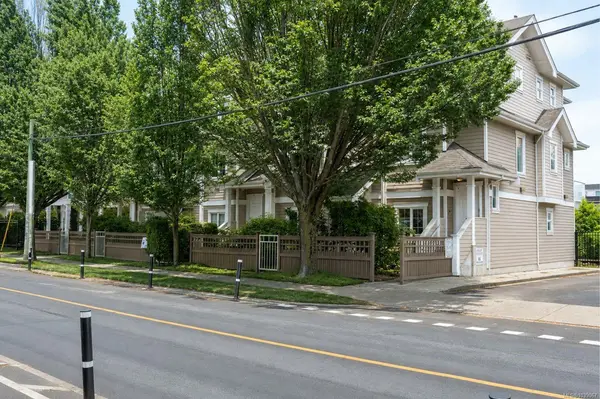 1043 Caledonia Ave #13, Victoria BC V8T 1E7 - 3 bed, 3.0 bath in Victoria