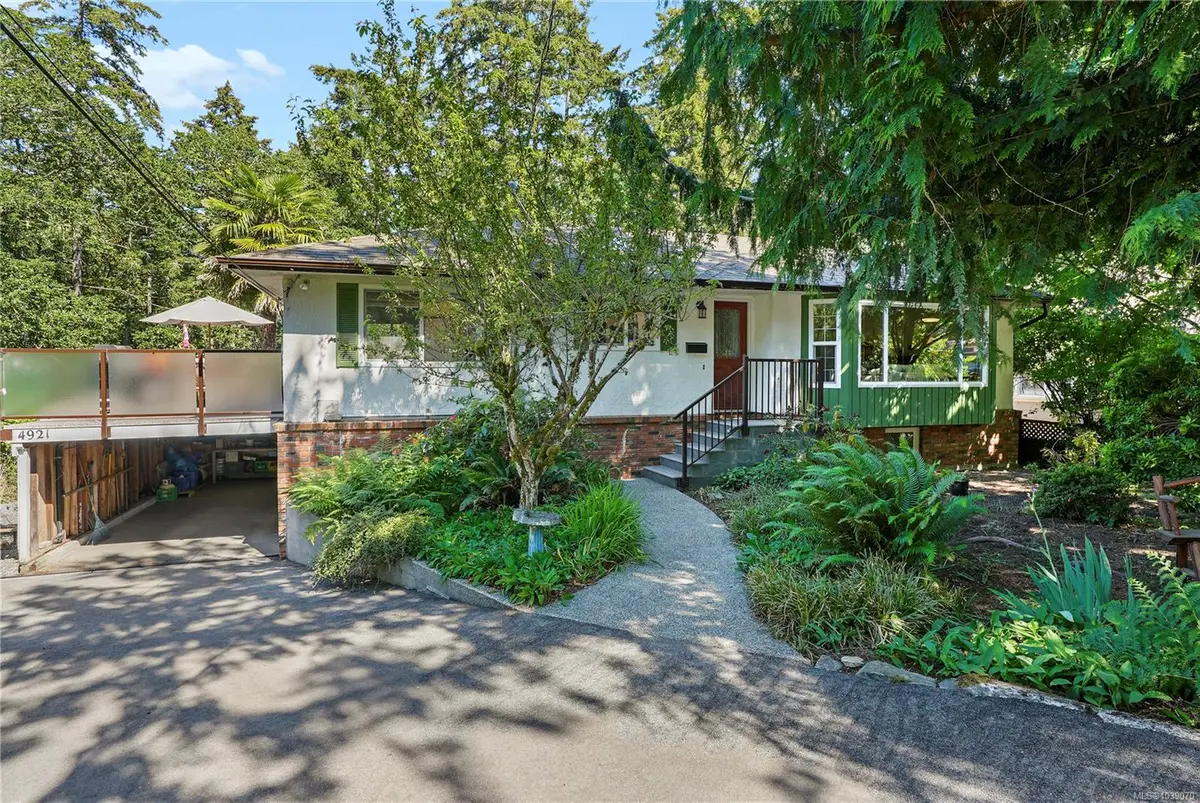 4921 Townsend Dr, Saanich BC V8Z 5P2