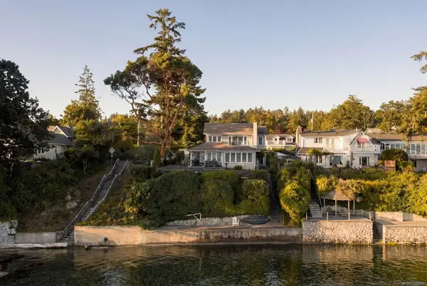10652 Madrona Dr, North Saanich BC V8L 5L8 - 4 bed, 3 bath property for sale in North Saanich