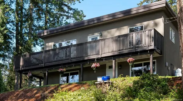 1084 Tatlow Rd, North Saanich BC V8L 5P3 - 3 bed, 2 bath property for sale in North Saanich