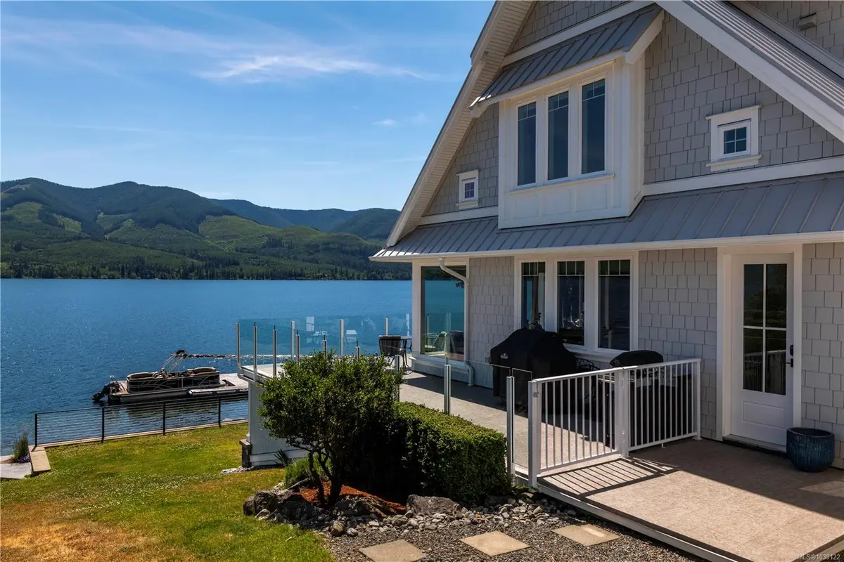 10684 Lake Blvd, Youbou BC V0R 3E1