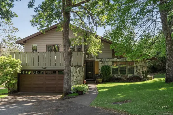 907 Woodhall Dr, Saanich BC V8X 3L7 - 3 bed, 3 bath in Saanich
