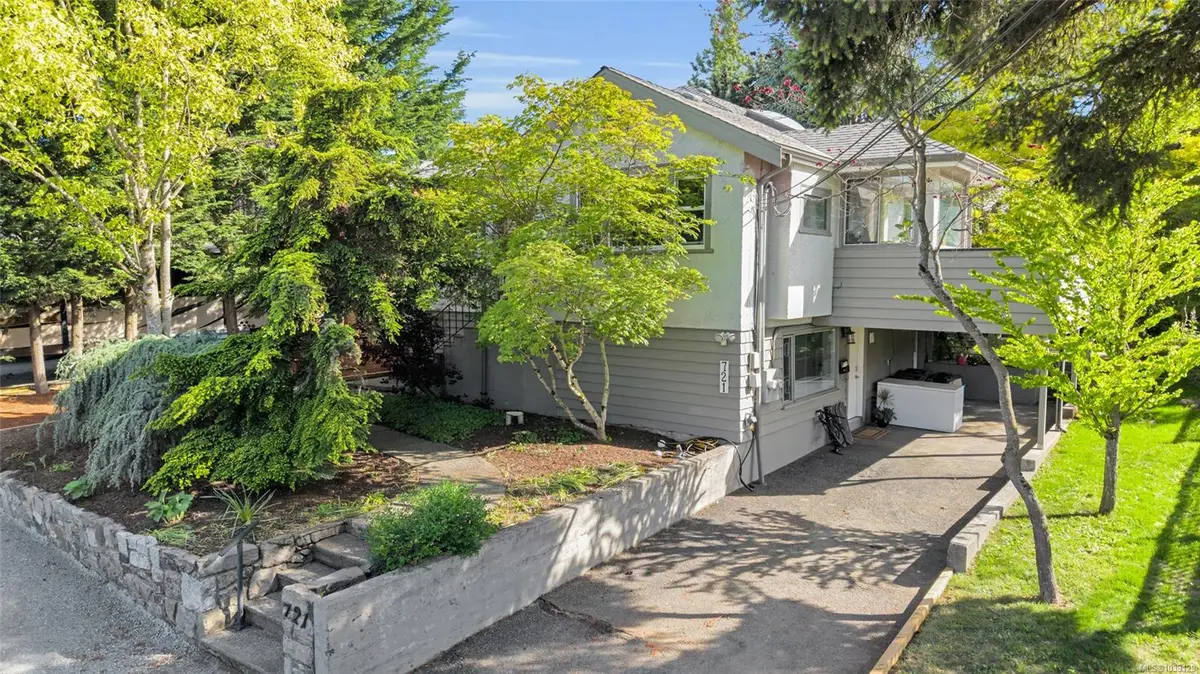 721 Snowdrop Ave, Saanich BC V8Z 2N3