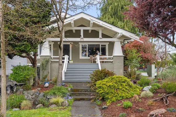 886 Maddison St, Victoria BC V8S 4C2 - 6 bed, 3 bath property for sale in Victoria