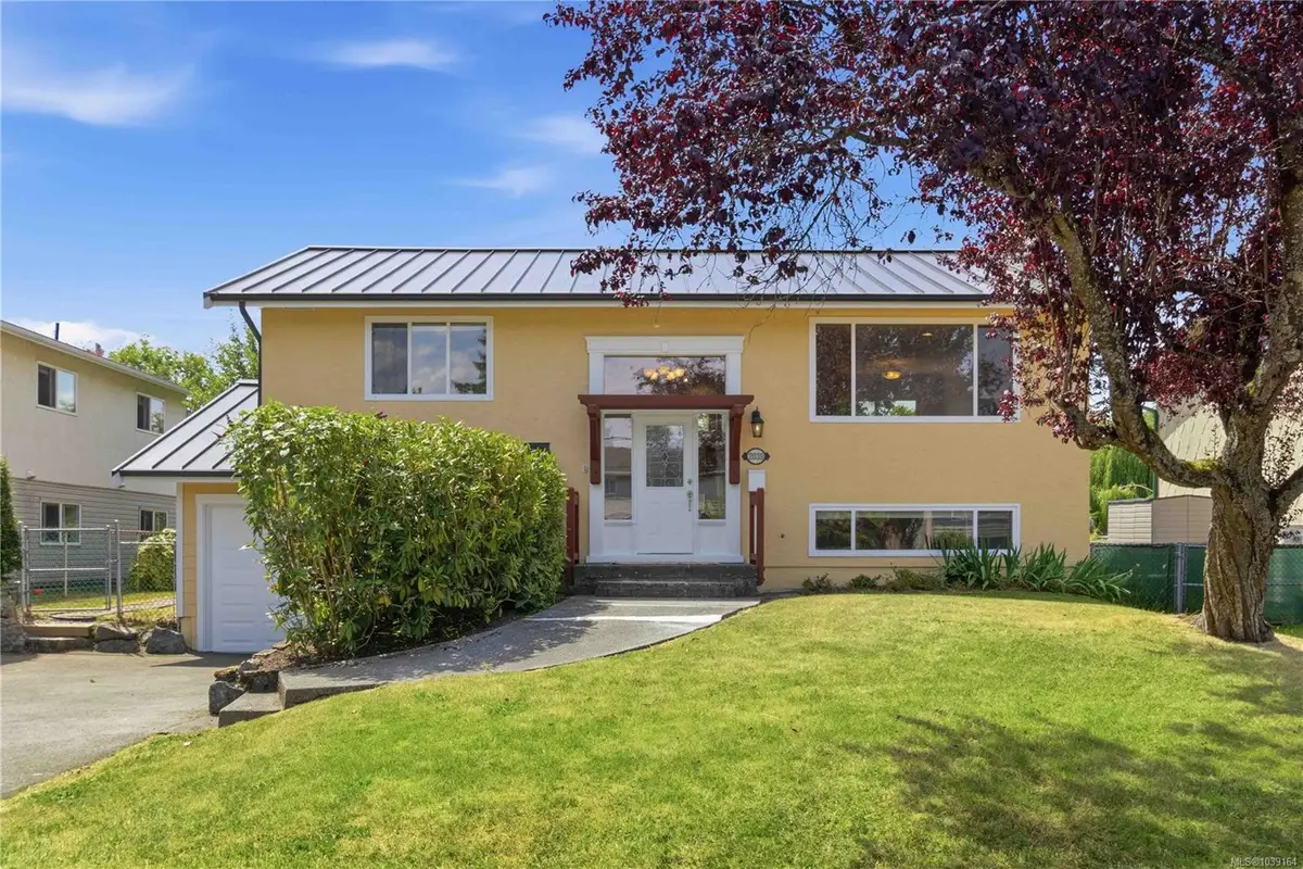 2039 Ardwell Ave, Sidney BC V8L 2L6