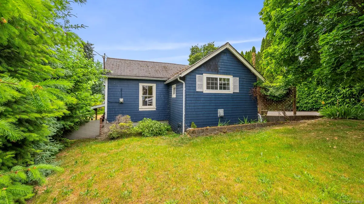 3351 Crescent St, Cumberland BC V0R 1S0