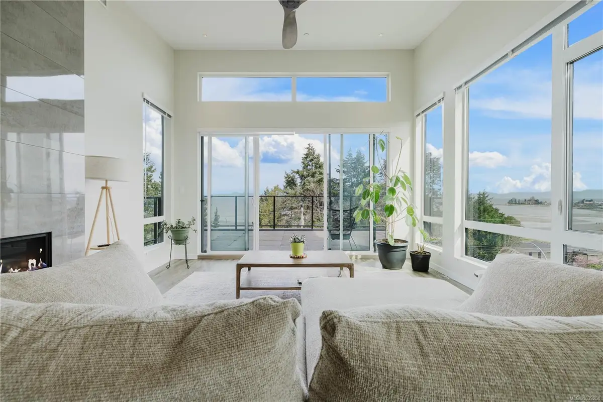 100 Lombardy St #402, Parksville BC V9P 0G4